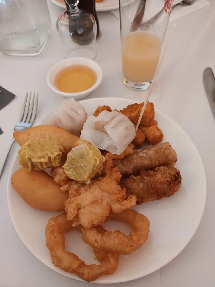 Nem Et Baigné de Crevettes Et Raviolis